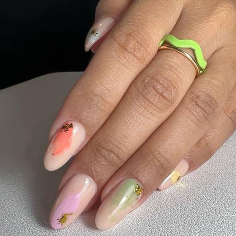 Έχουμε πάθει εμμονή μαζί τους! 8 colorfoul nail trends για όσες αγαπούν το χρώμα - εικόνα 3