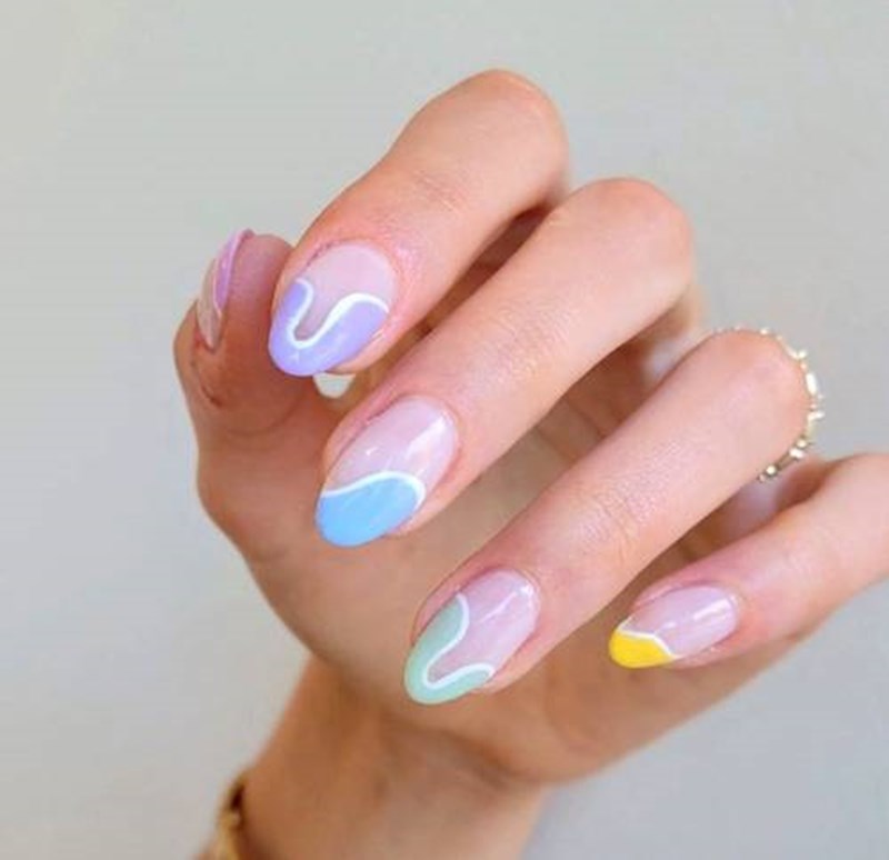Έχουμε πάθει εμμονή μαζί τους! 8 colorfoul nail trends για όσες αγαπούν το χρώμα - εικόνα 1