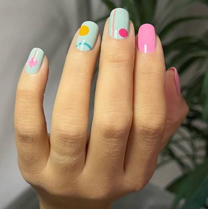 Έχουμε πάθει εμμονή μαζί τους! 8 colorfoul nail trends για όσες αγαπούν το χρώμα - εικόνα 2