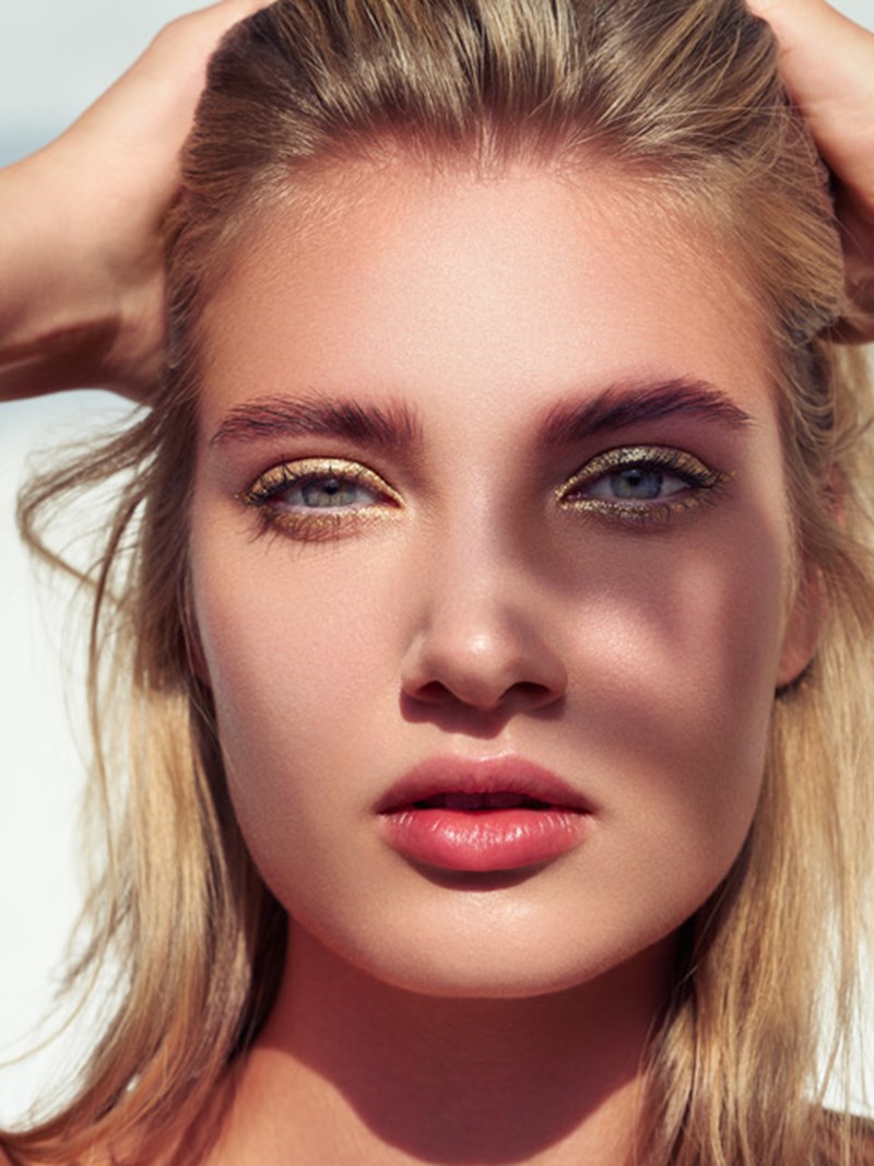 Golden Hour: 4 beauty looks «βουτηγμένα» στη στη μαγεία του χρυσού - εικόνα 2