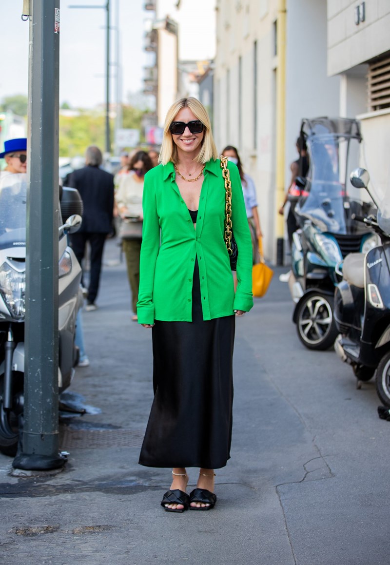 Maxi φούστα: 7 τρόποι να την φορέσεις από το γραφείο μέχρι την βόλτα του weekend - εικόνα 2