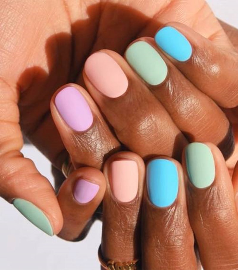 Selena Gomez: Υιοθέτησε το πιο trendy παστέλ μανικιούρ για το καλοκαίρι - εικόνα 2