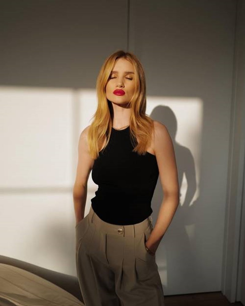 Βάζουμε στη ντουλάπα μας για το φθινόπωρο 6 basic κομμάτια με την έγκριση της Rosie Huntington-Whiteley - εικόνα 7