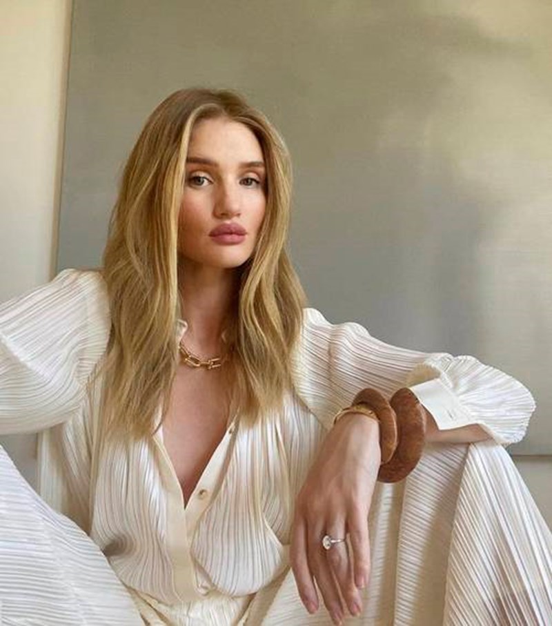 Βάζουμε στη ντουλάπα μας για το φθινόπωρο 6 basic κομμάτια με την έγκριση της Rosie Huntington-Whiteley - εικόνα 9