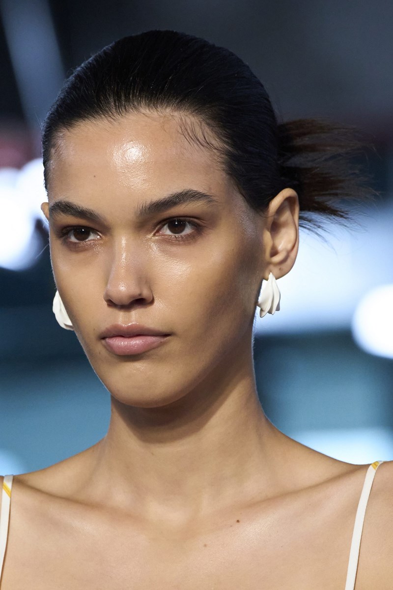 Τα 6 μεγαλύτερα beauty trends που κυριάρχησαν στη NYFW Spring-Summer 2023 - εικόνα 6