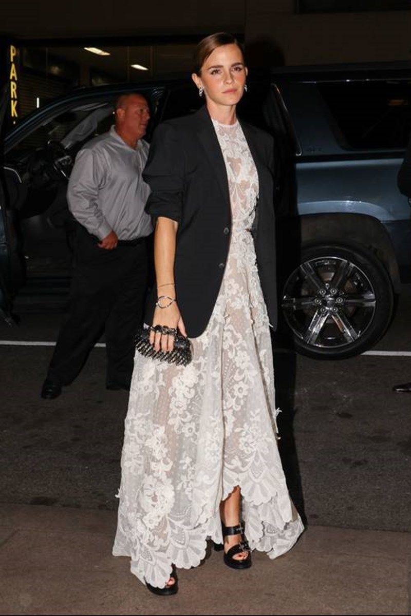 Η Emma Watson σου δείχνει πώς να φορέσεις ξανά το νυφικό σου (αυτή τη φορά όχι στην εκκλησία) - εικόνα 1