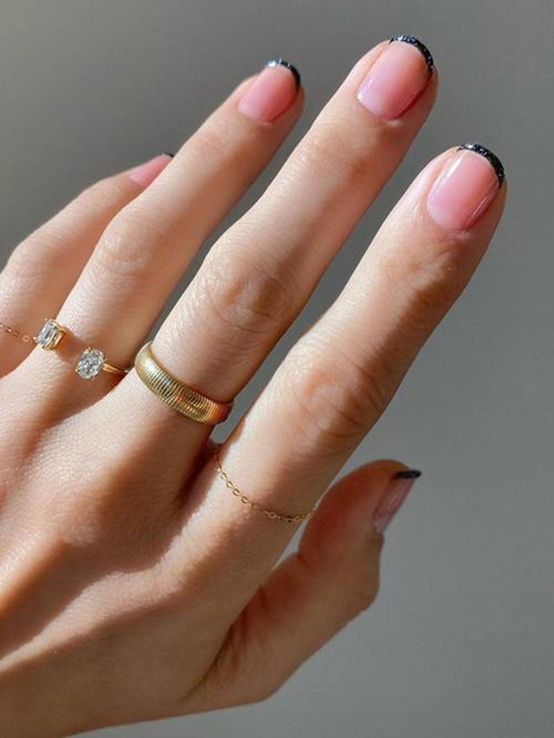 Micro French Mani: Δεν μπορούμε να ξεκολλήσουμε από αυτό το μανικιούρ - εικόνα 4