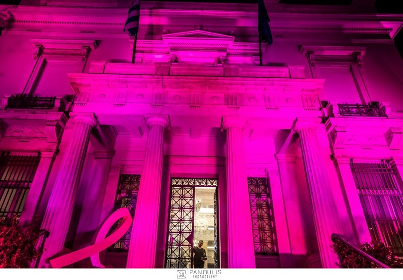 Η Estée Lauder Hellas φώτισε στα ροζ το Μουσείο Μπενάκη - εικόνα 1