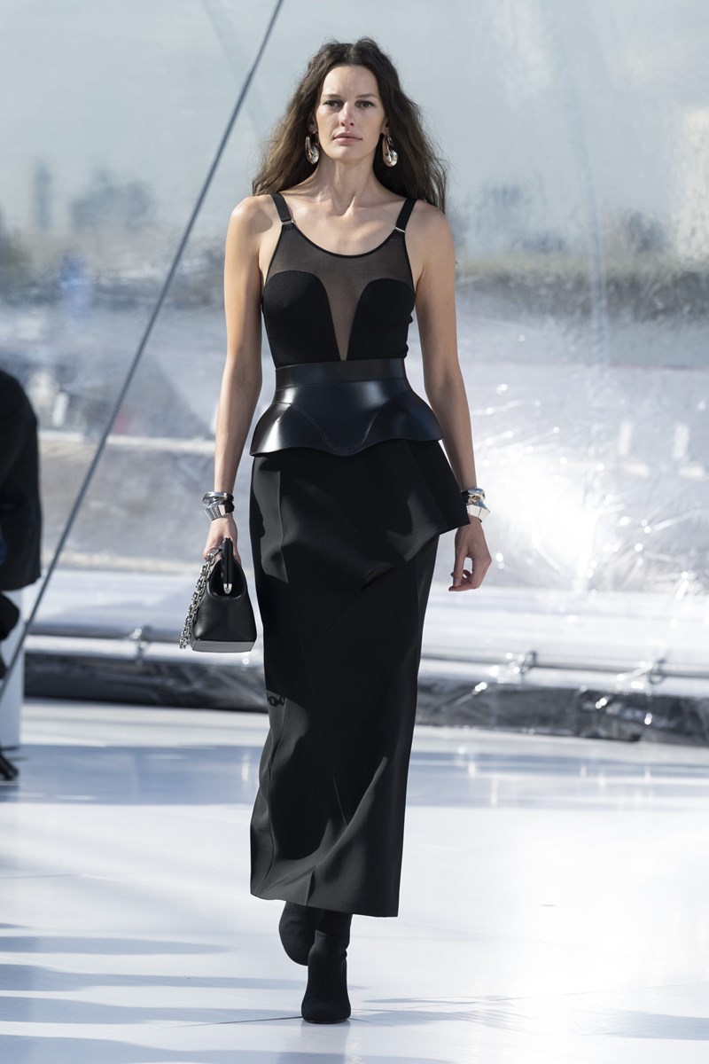 Alexander McQueen SS23: Ο Ιερώνυμος Μπος και το μάτι ως σύμβολο ανθρωπιάς στο επίκεντρο της νέας συλλογής - εικόνα 3