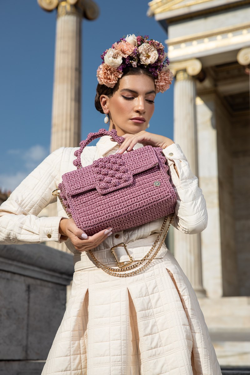 Μια μοναδική ροζ χειροποίητη τσάντα φέρει την υπογραφή της MISS POLYPLEXI και υποστηρίζει για 4η συνεχή χρονιά το ΑΛΜΑ ΖΩΗΣ - εικόνα 1