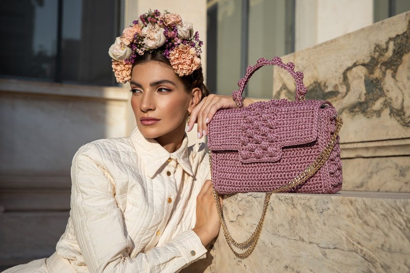 Μια μοναδική ροζ χειροποίητη τσάντα φέρει την υπογραφή της MISS POLYPLEXI και υποστηρίζει για 4η συνεχή χρονιά το ΑΛΜΑ ΖΩΗΣ - εικόνα 3