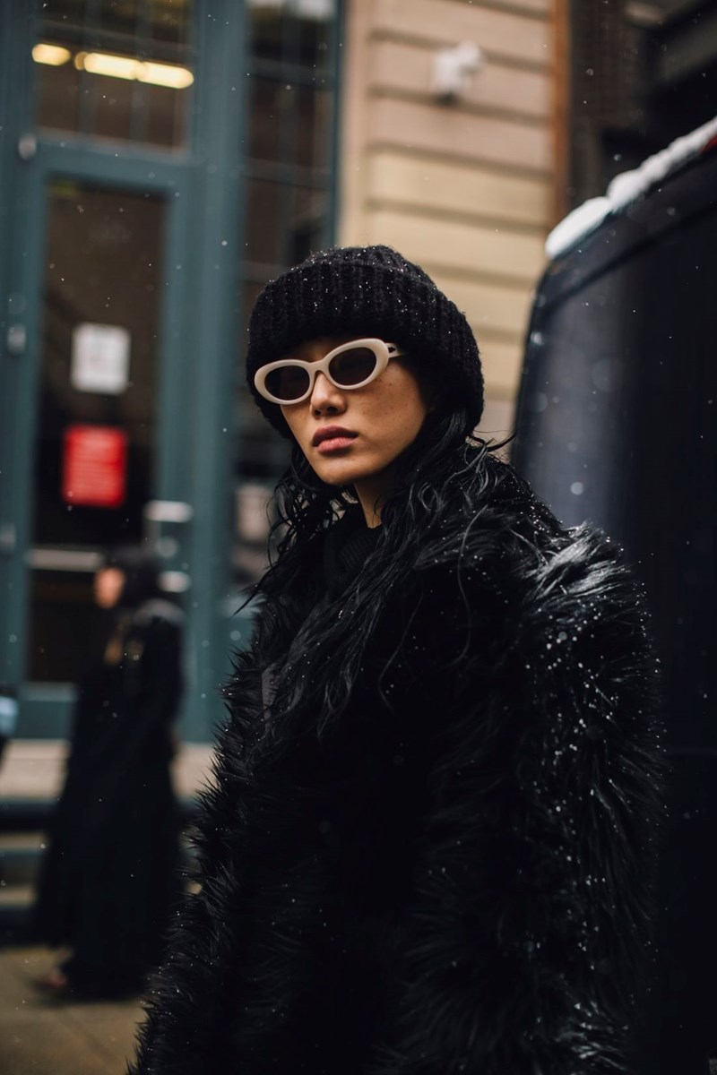 5 outfits για να συνδυάσεις με το σκουφάκι σου και να τα φοράς σε rotation όλο το χειμώνα - εικόνα 3