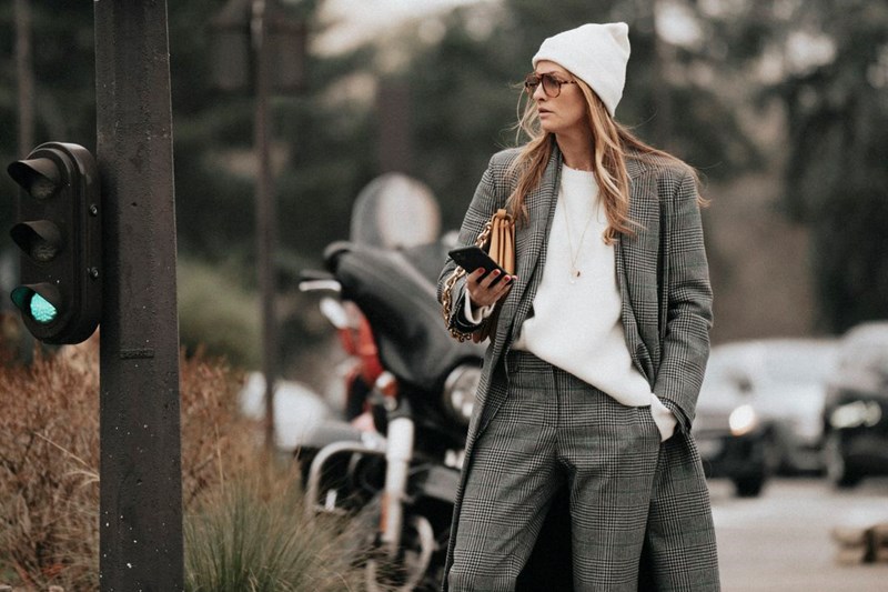 5 outfits για να συνδυάσεις με το σκουφάκι σου και να τα φοράς σε rotation όλο το χειμώνα - εικόνα 2