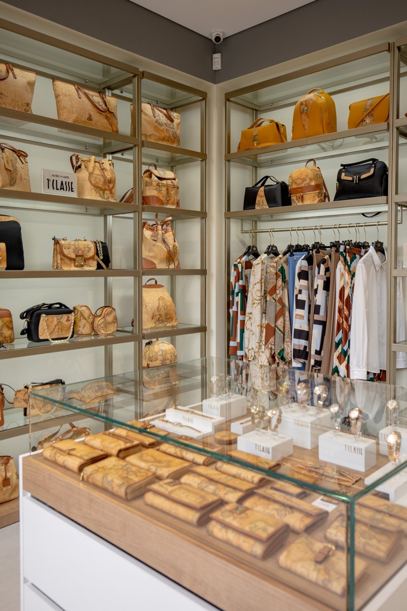 Η πρώτη flagship Alviero Martini 1a Classe boutique άνοιξε τις πόρτες της στο κέντρο της Αθήνας - εικόνα 2