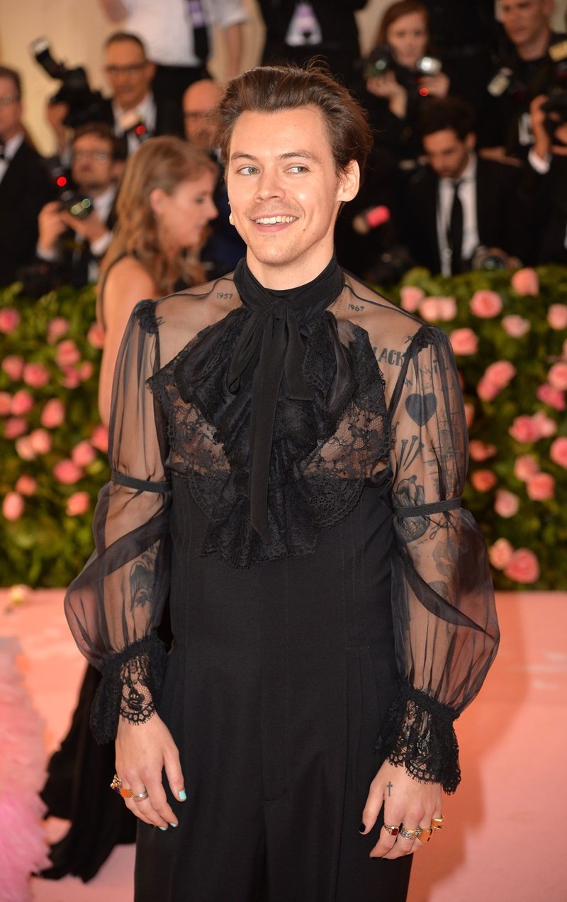 Alessandro Michele: Από τον Harry Styles στην Lady Gaga αυτές είναι μερικές από τις πιο εμβληματικές εμφανίσεις στο κόκκινο χαλί με την υπογραφή του - εικόνα 2