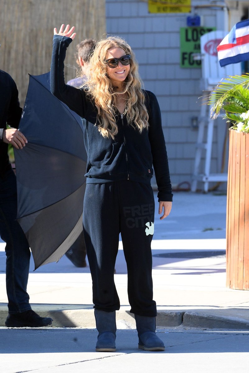 Από την Jennifer Lawrence στην Kaia Gerber, όλες οι celebrities φοράνε το παπούτσι που δεν περιμέναμε να επιστρέψει - εικόνα 1