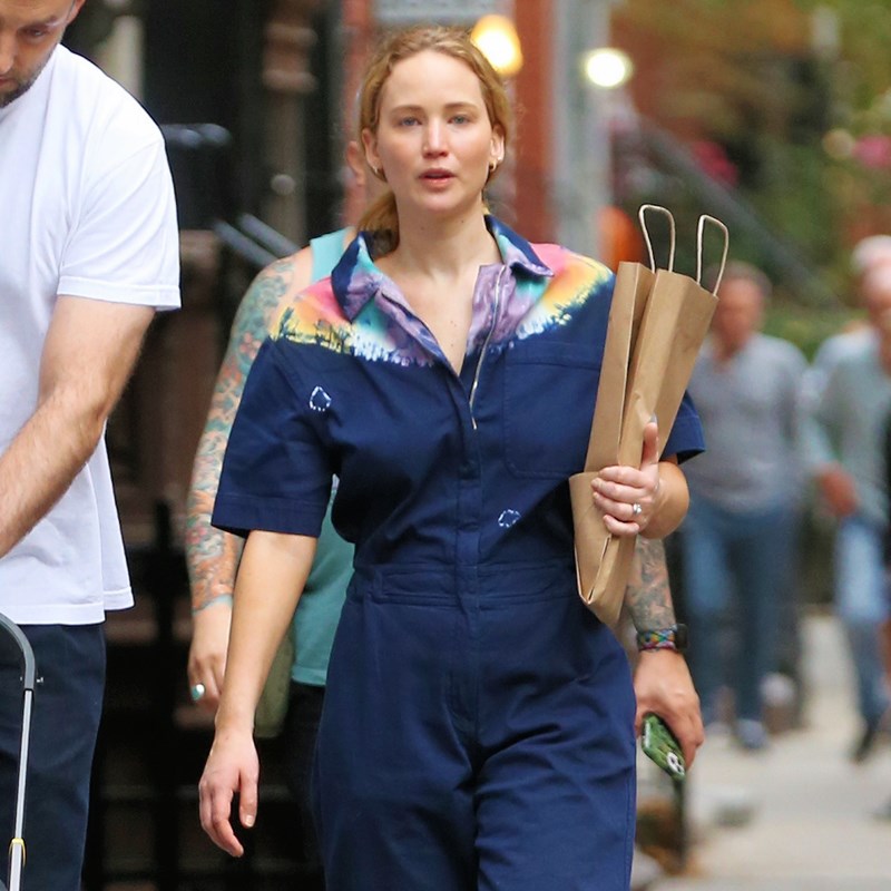 To εντελώς “μαμαδίστικο” jumpsuit της Jennifer Lawrence είναι ό,τι πιο comfy έχουμε δει - εικόνα 2