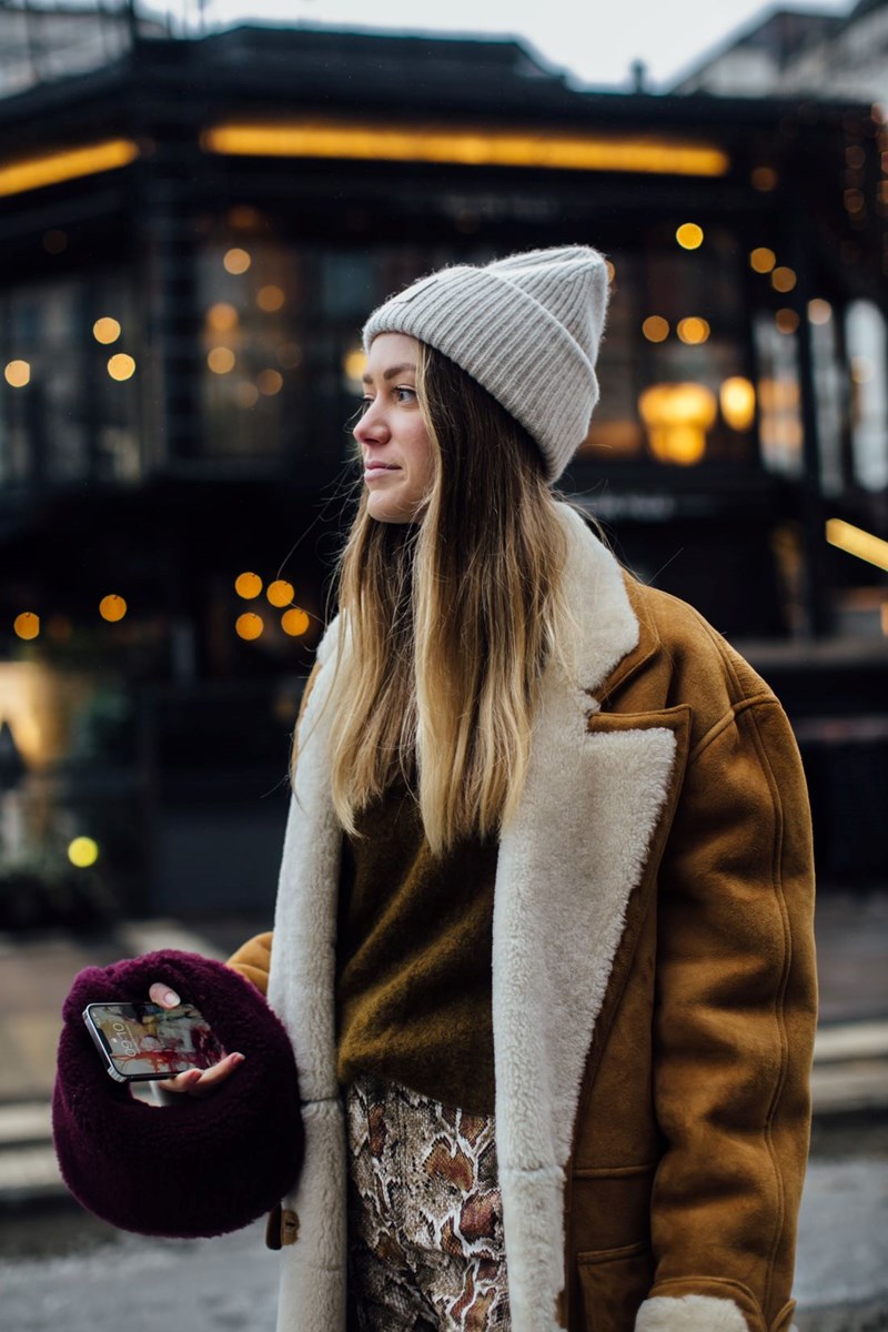 5 outfits για να συνδυάσεις με το σκουφάκι σου και να τα φοράς σε rotation όλο το χειμώνα - εικόνα 1