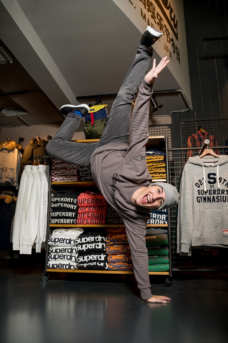 O Good Job Nicky επισκέπτεται το Superdry&nbsp;Store&nbsp;Γλυφάδας&nbsp;και ανακαλύπτει τη νέα συλλογή FW22! - εικόνα 2