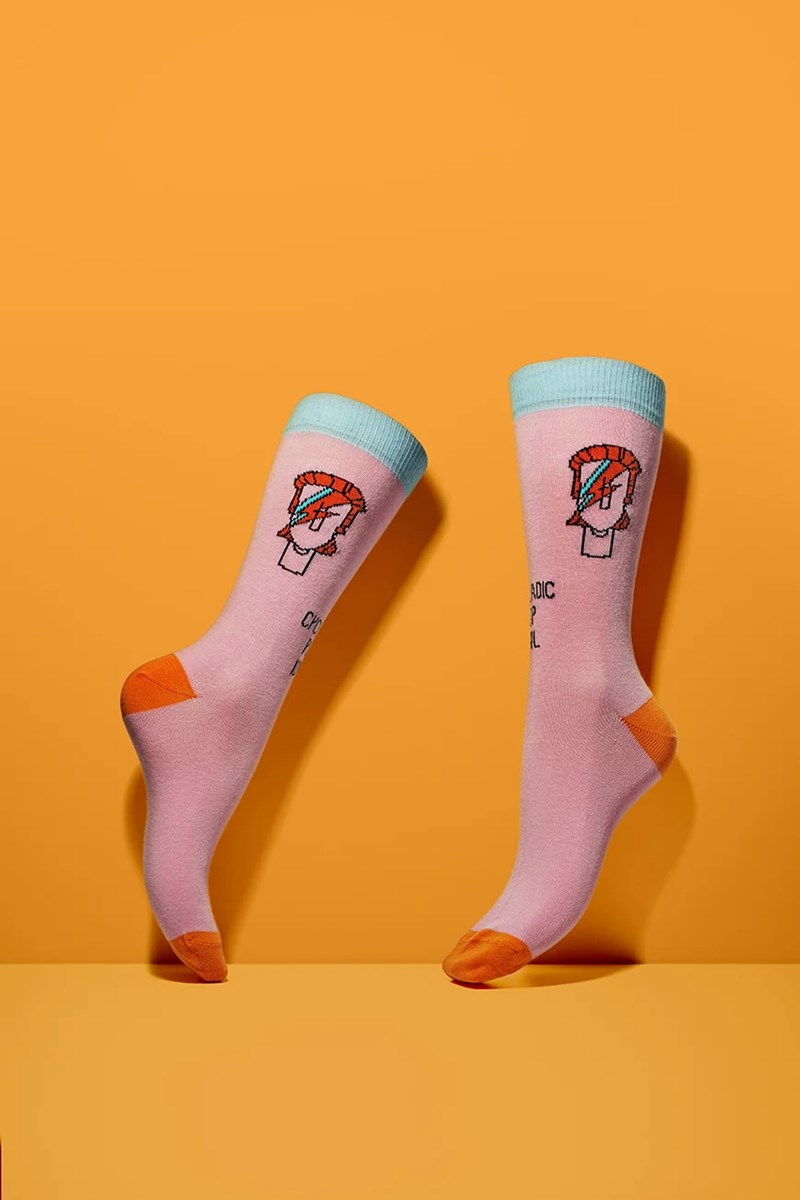 Κάλτσες: Ένας οδηγός αγοράς για το αξεσούαρ που δεν περίμενες ότι θα απογειώσει τα looks σου - εικόνα 1