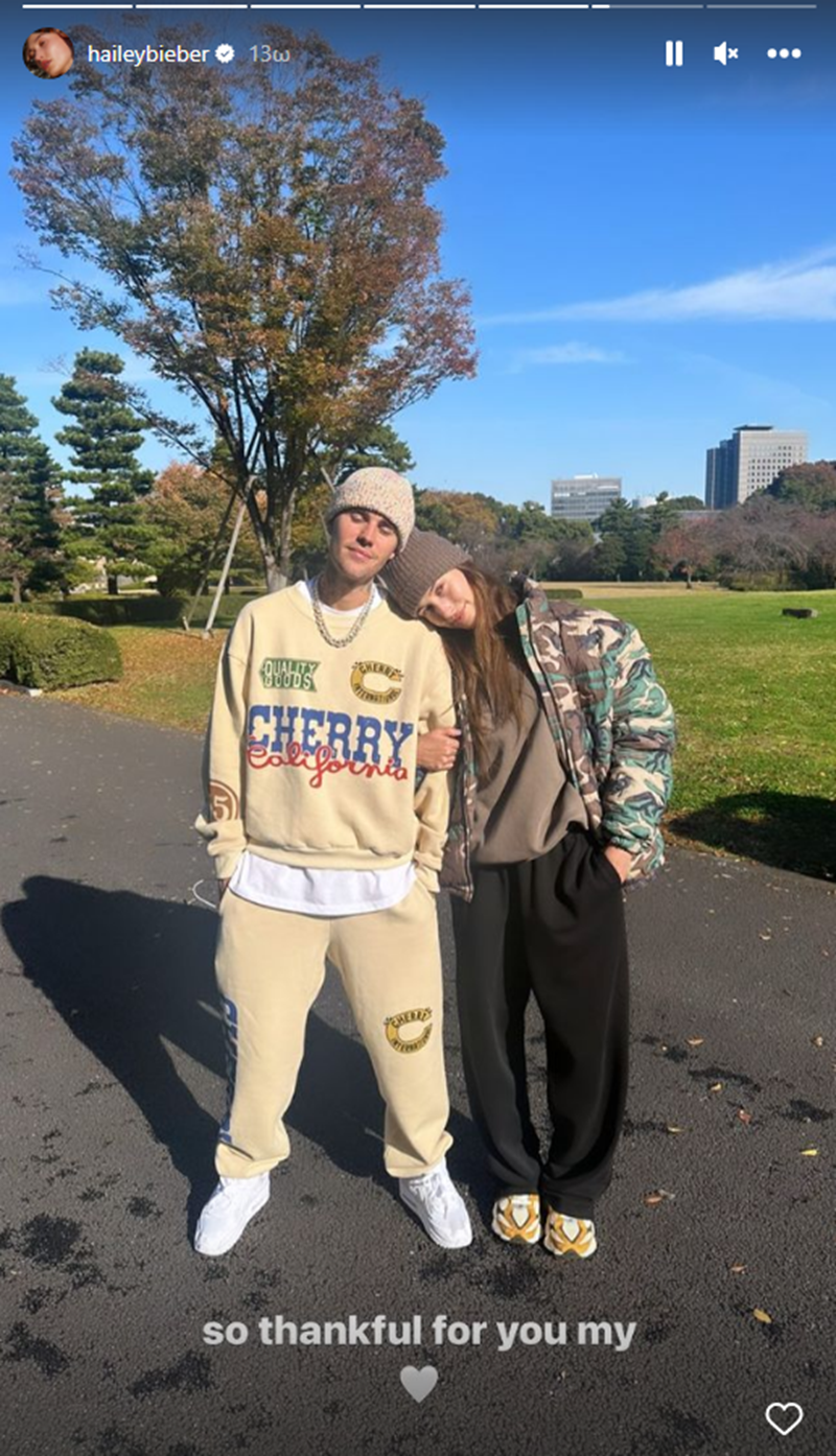 To boyfriend polo φούτερ της Hailey Biber κοστίζει αυτή τη στιγμή λιγότερο από 40 ευρώ και είναι ό,τι πιο cozy έχουμε δει - εικόνα 1