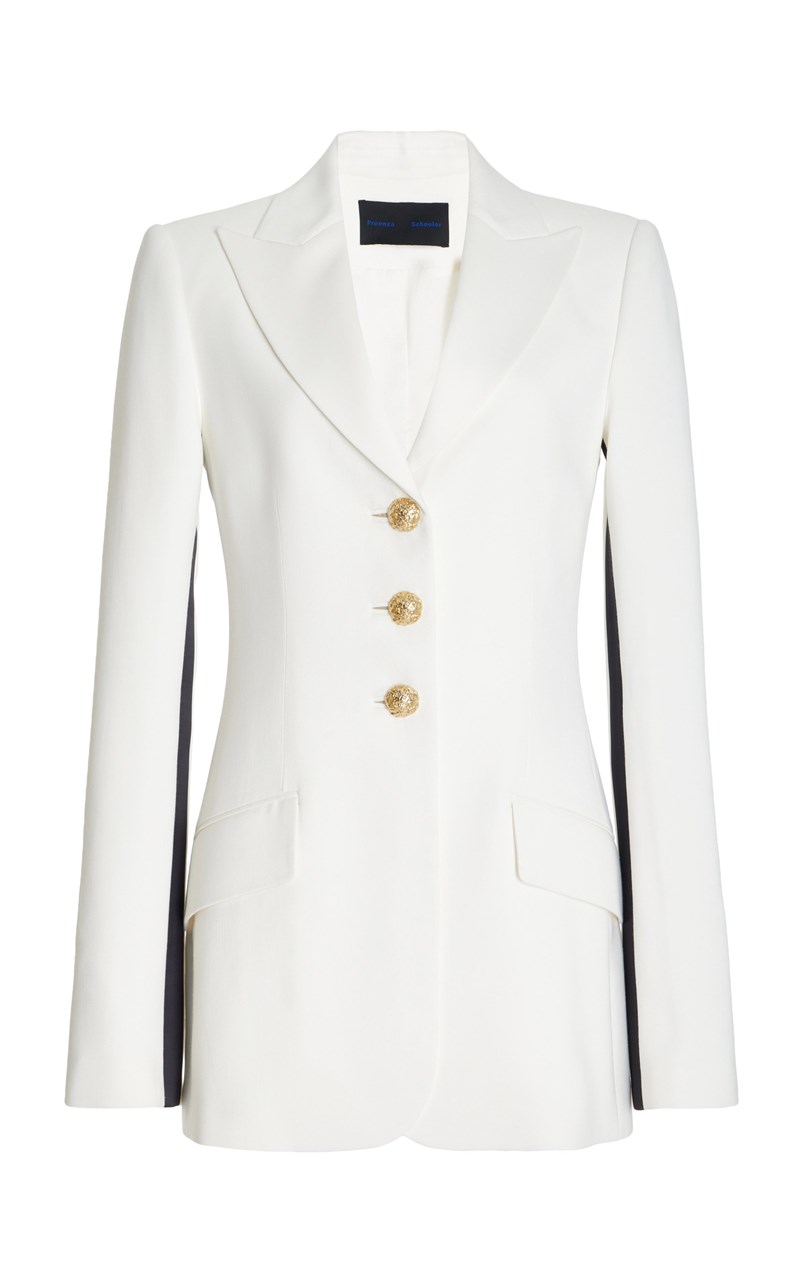 Η Margot Robbie μας δείχνει πώς να φορέσουμε λευκό κοστούμι τον χειμώνα - εικόνα 4