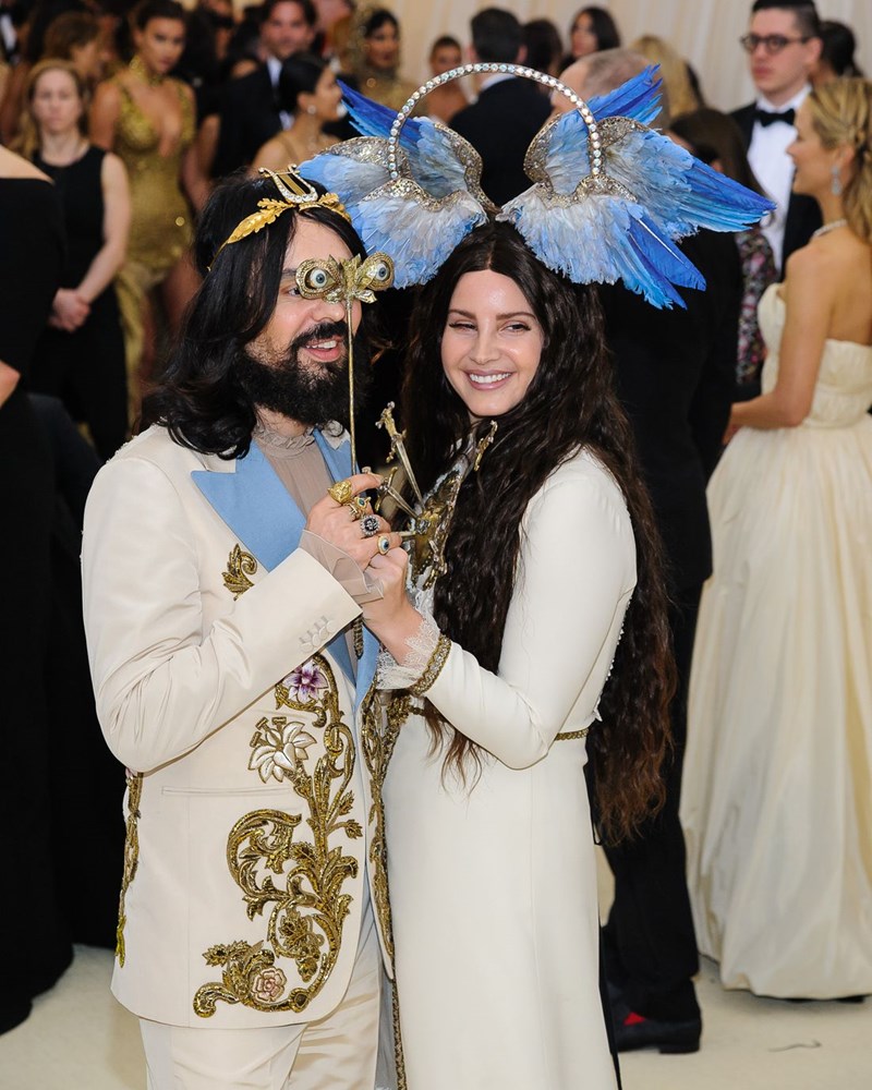 Alessandro Michele: Από τον Harry Styles στην Lady Gaga αυτές είναι μερικές από τις πιο εμβληματικές εμφανίσεις στο κόκκινο χαλί με την υπογραφή του - εικόνα 1