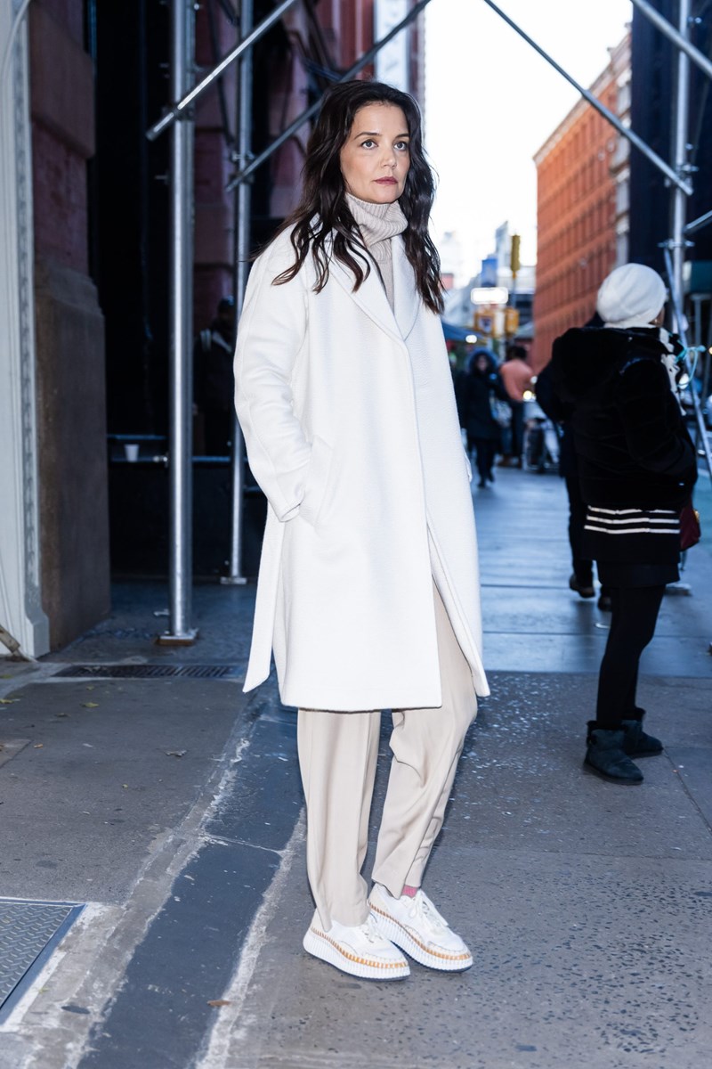 Katie Holmes: Το Falconeri σύνολό της μας δείχνει πώς να φοράμε υποδειγματικά τις αποχρώσεις του λευκού μέσα στην καρδιά του χειμώνα - εικόνα 3
