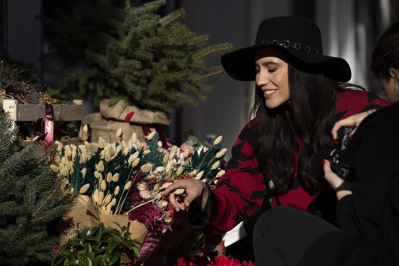 3 αγαπημένες Ελληνίδες μας δείχνουν εύκολα day to night σύνολα με χαρακτηριστικό British twist - εικόνα 5