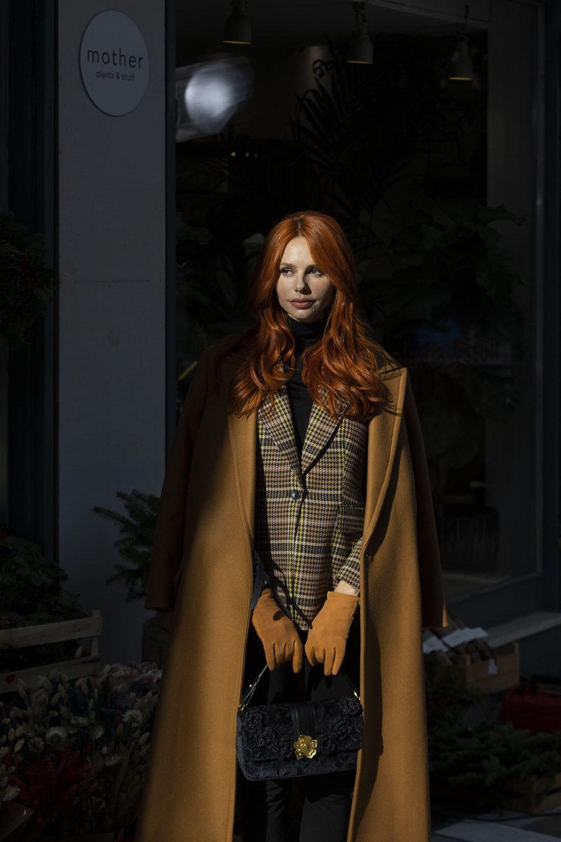 3 αγαπημένες Ελληνίδες μας δείχνουν εύκολα day to night σύνολα με χαρακτηριστικό British twist - εικόνα 2