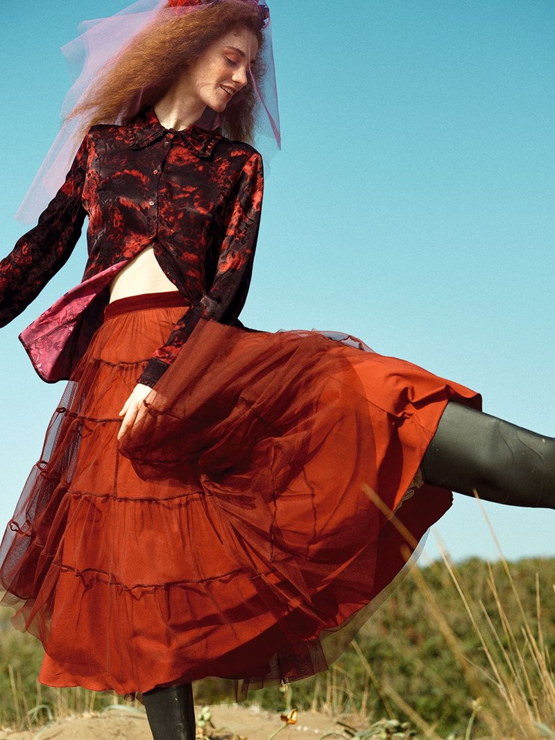 In bloom: Η μόδα των ημερών μάς προκαλεί να πάμε κόντρα στην εποχή - εικόνα 7