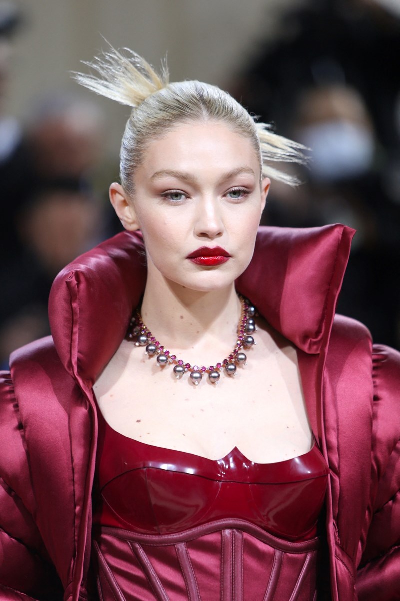 3 χτενίσματα που χαρίζουν αμέσως “face lift” εφέ - εικόνα 1