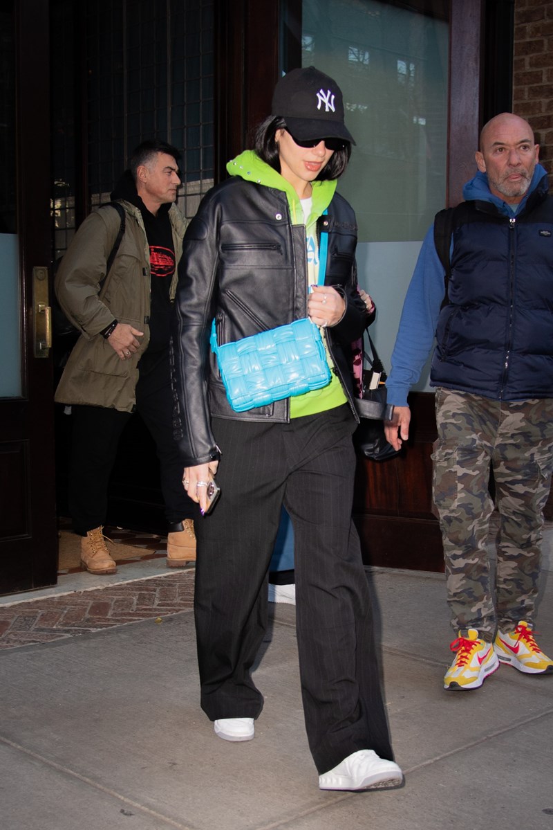 Με αυτή την τσάντα έχουν εμμονή όλοι οι celebrities - εικόνα 1