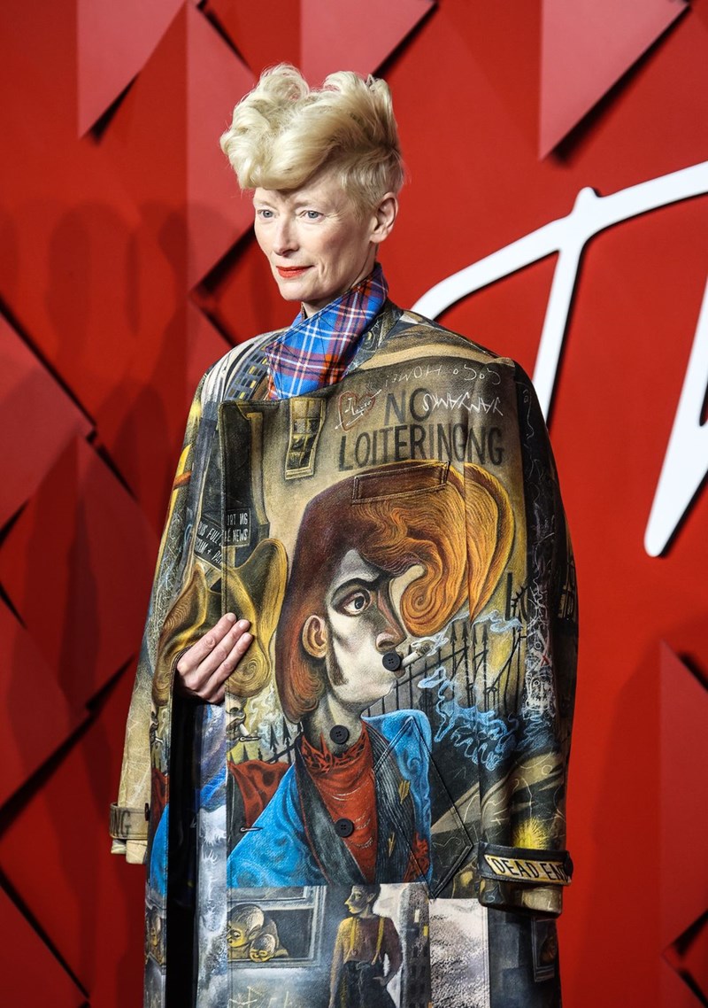 Η απλή, αλλά απίστευτα κομψή εμφάνιση της Elizabeth Debicki στα Fashion Awards - εικόνα 5