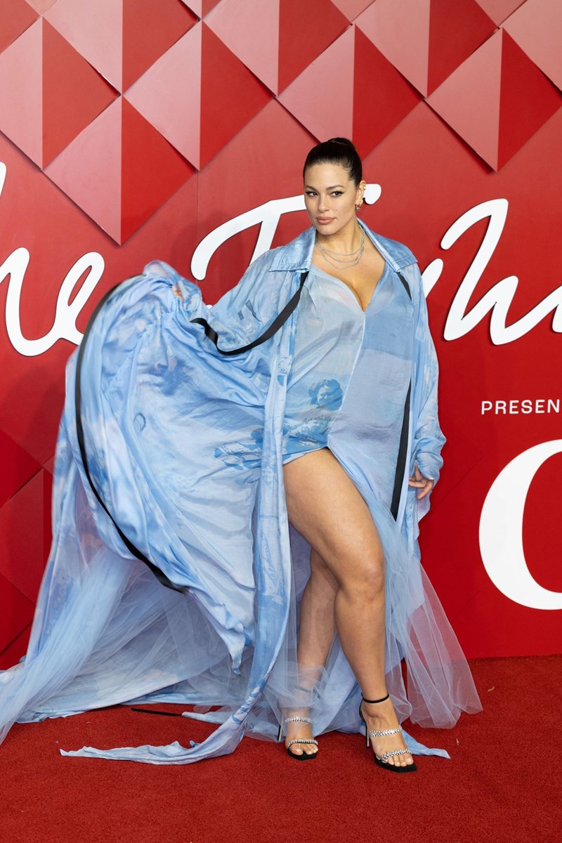 Η απλή, αλλά απίστευτα κομψή εμφάνιση της Elizabeth Debicki στα Fashion Awards - εικόνα 6