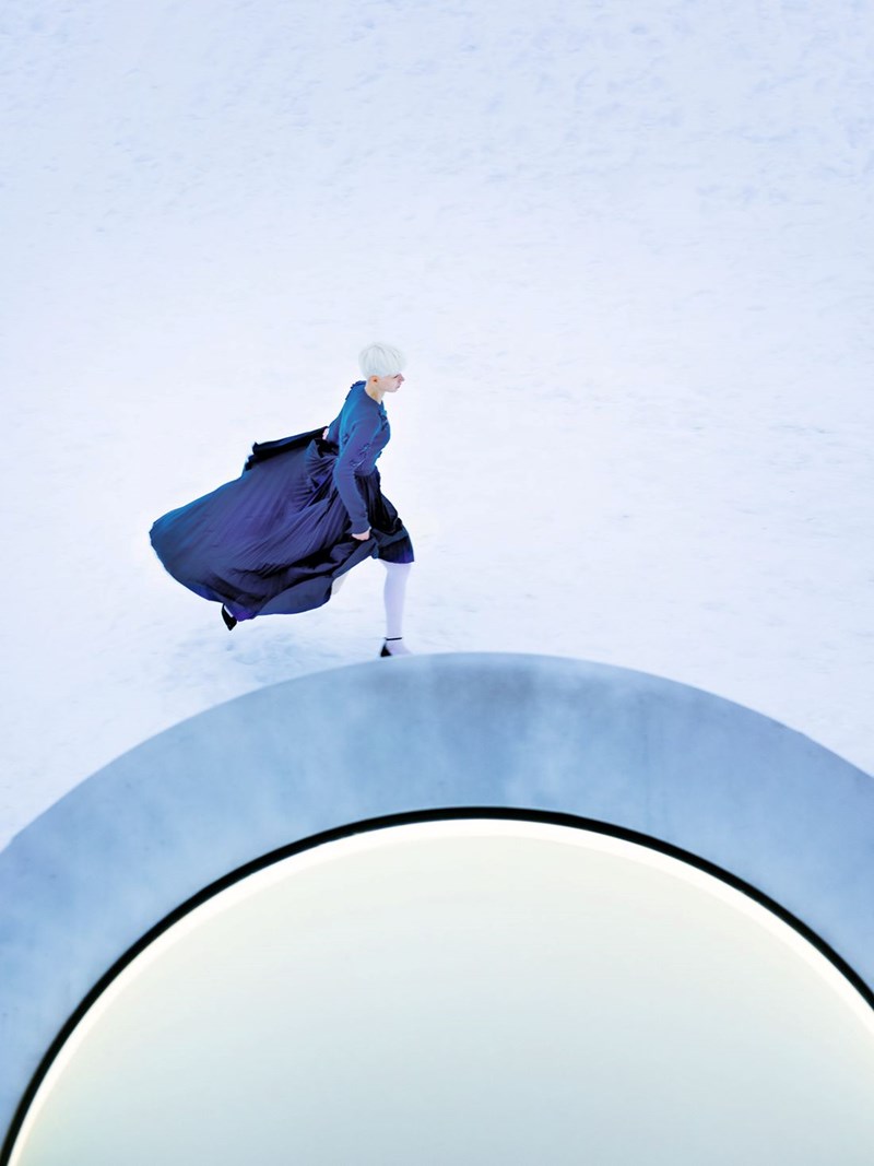 Το ELLE στη Χώρα του Χειμώνα: Το πρώτο editorial μόδας για το 2023 φωτογραφήθηκε στο Ελσίνκι - εικόνα 1