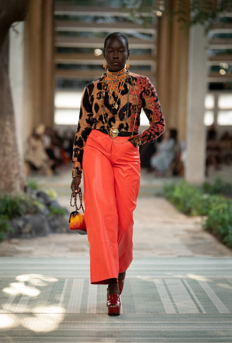 Chanel Dakar Métiers d'Art 2022/23: Τα looks που ξεχωρίσαμε από το show που έγραψε ιστορία - εικόνα 15