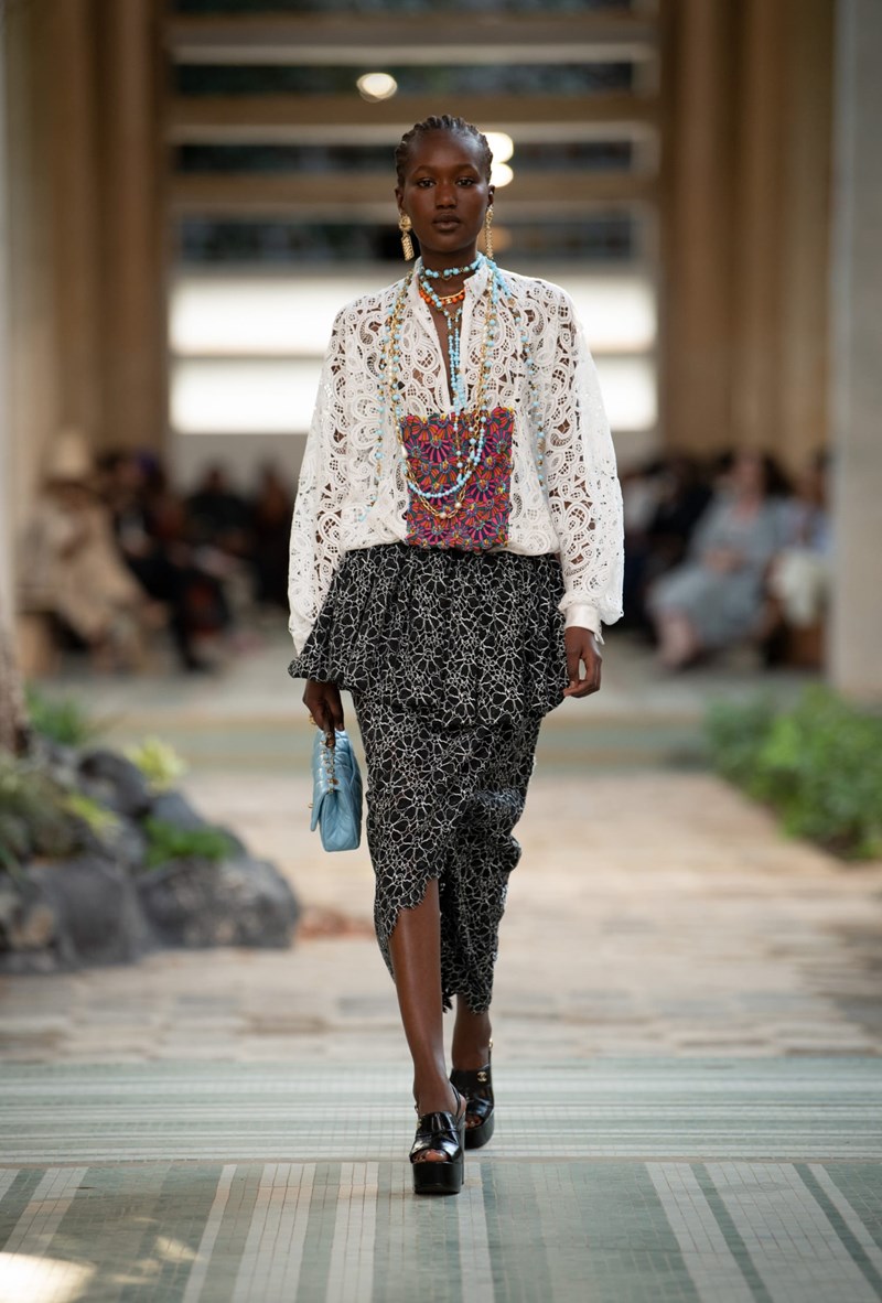 Chanel Dakar Métiers d'Art 2022/23: Τα looks που ξεχωρίσαμε από το show που έγραψε ιστορία - εικόνα 16