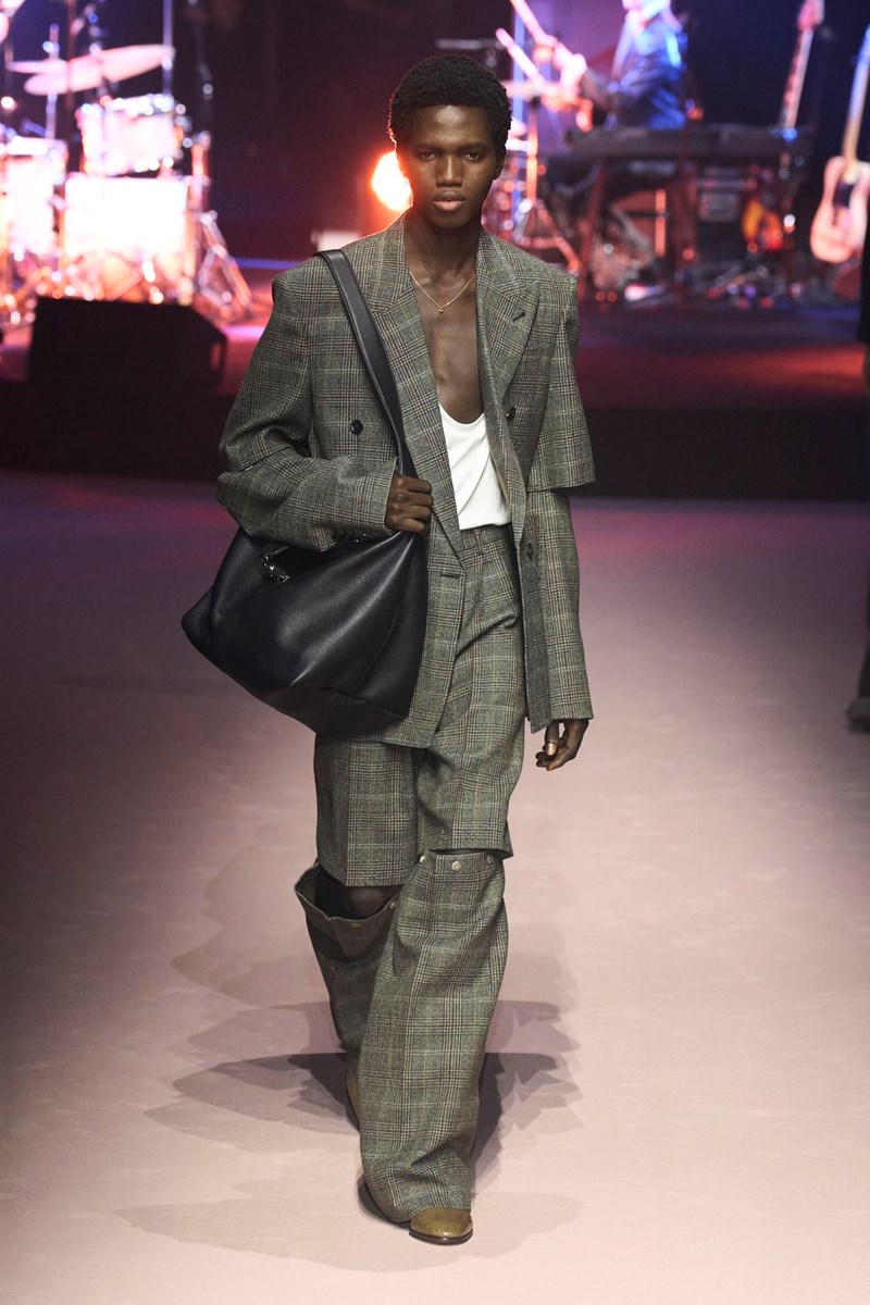 Gucci Menswear FW 2023: Ποιο είναι το μήνυμα που θέλει να περάσει ο οίκος μετά την αποχώρηση του Alessandro Michele; - εικόνα 2
