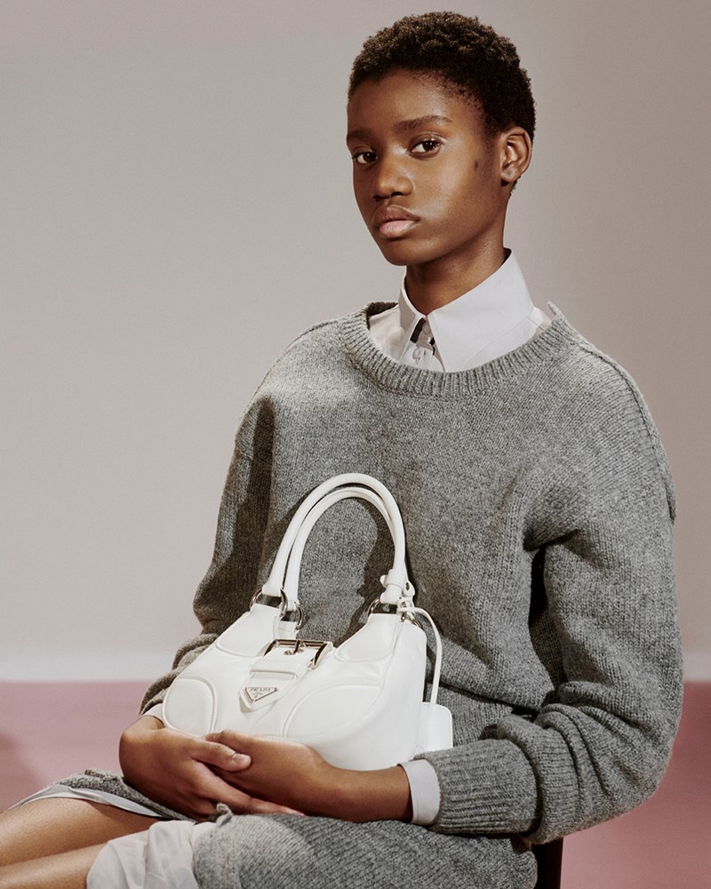 Η εμβληματική Prada Moon Bag από την Y2K era επιστρέφει ανανεωμένη στη SS23 συλλογή του οίκου - εικόνα 1