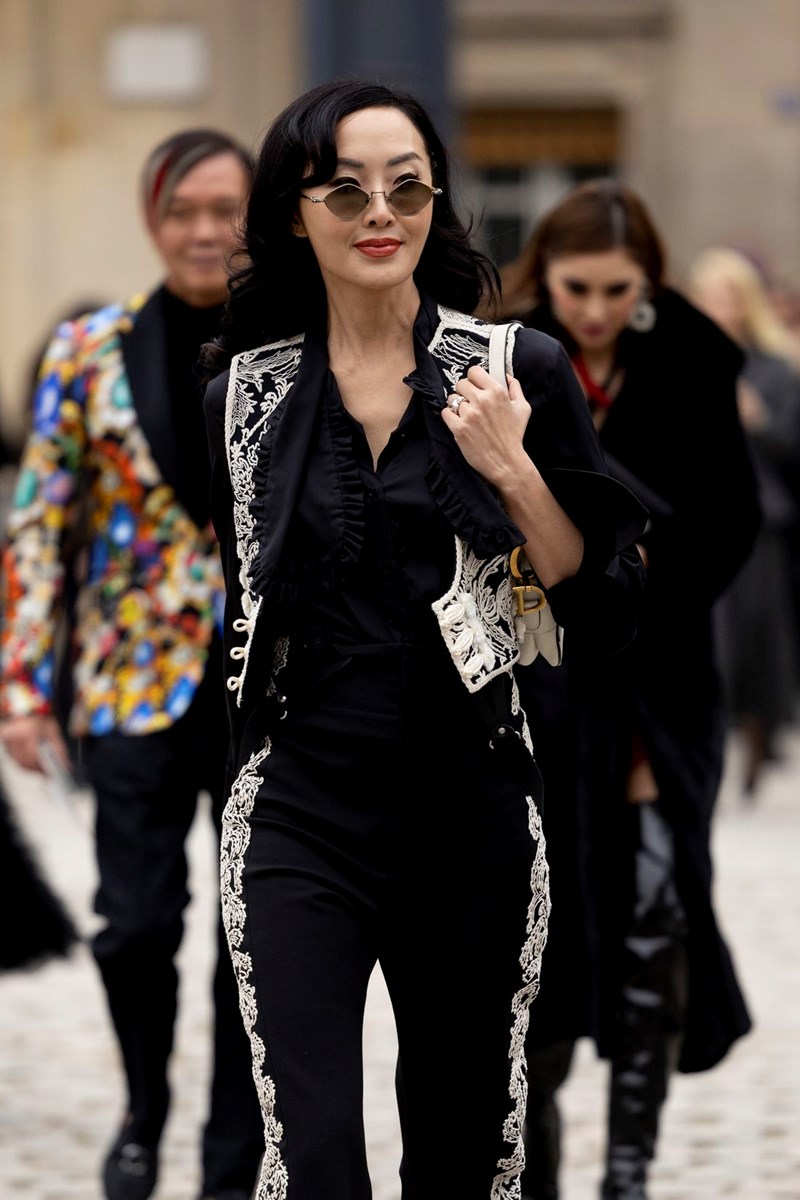 Napoleon Jacket: Η τάση που ξεχώρισε στο street style της εβδομάδας μόδας του Παρισιού - εικόνα 4