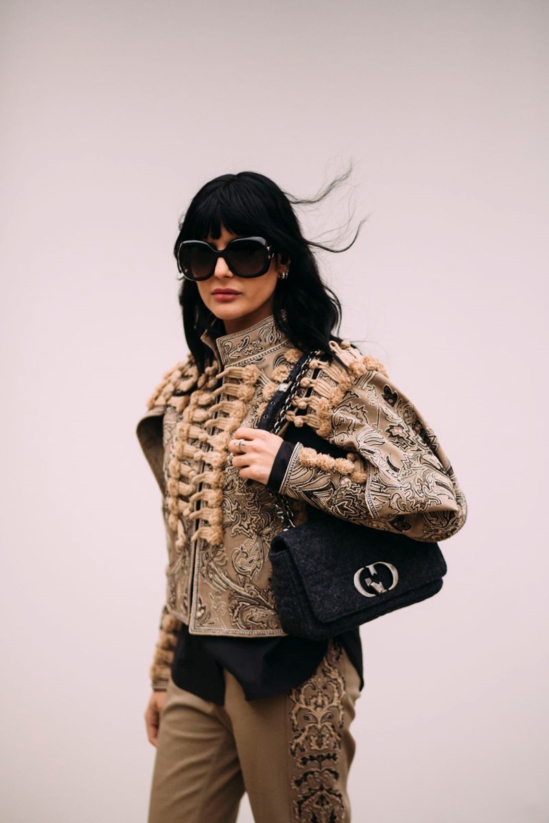 Napoleon Jacket: Η τάση που ξεχώρισε στο street style της εβδομάδας μόδας του Παρισιού - εικόνα 3