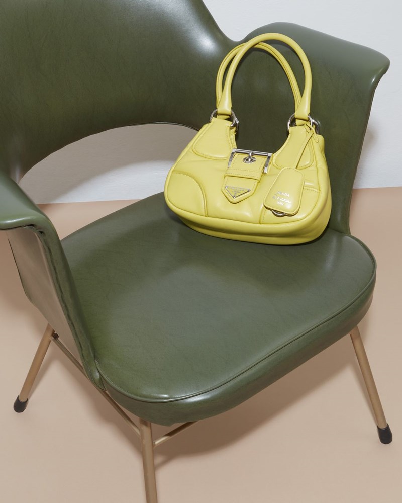 Η εμβληματική Prada Moon Bag από την Y2K era επιστρέφει ανανεωμένη στη SS23 συλλογή του οίκου - εικόνα 3