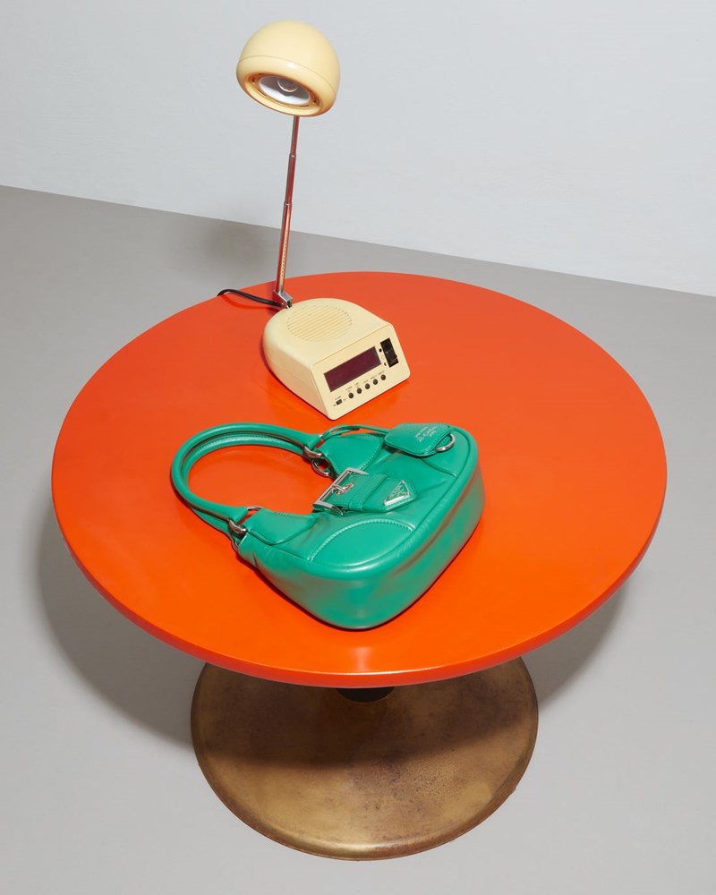 Η εμβληματική Prada Moon Bag από την Y2K era επιστρέφει ανανεωμένη στη SS23 συλλογή του οίκου - εικόνα 2