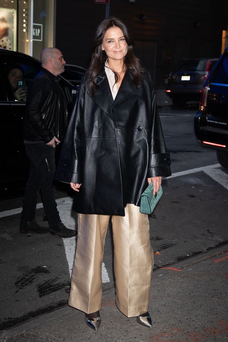 Katie Holmes is back! Η αψεγάδιαστη εμφάνισή της με σαμπανιζέ παντελόνι - εικόνα 2