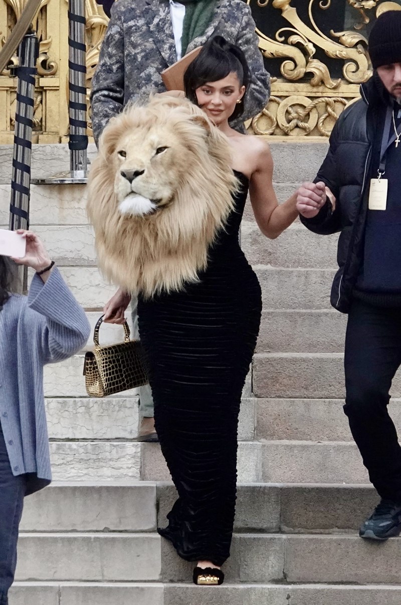Η απίστευτη εμφάνιση της Kylie Jenner στο show του Schiaparelli περιλαμβάνει το κεφάλι ενός λιονταριού - εικόνα 2