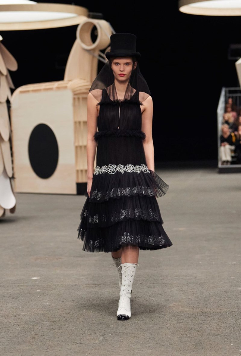 Chanel Couture SS23: Διαφάνειες, λάμψεις και όγκοι ζωντάνεψαν ένα νέο ολόκληρο σύμπαν από φανταστικά, υπέροχα πλάσματα - εικόνα 10