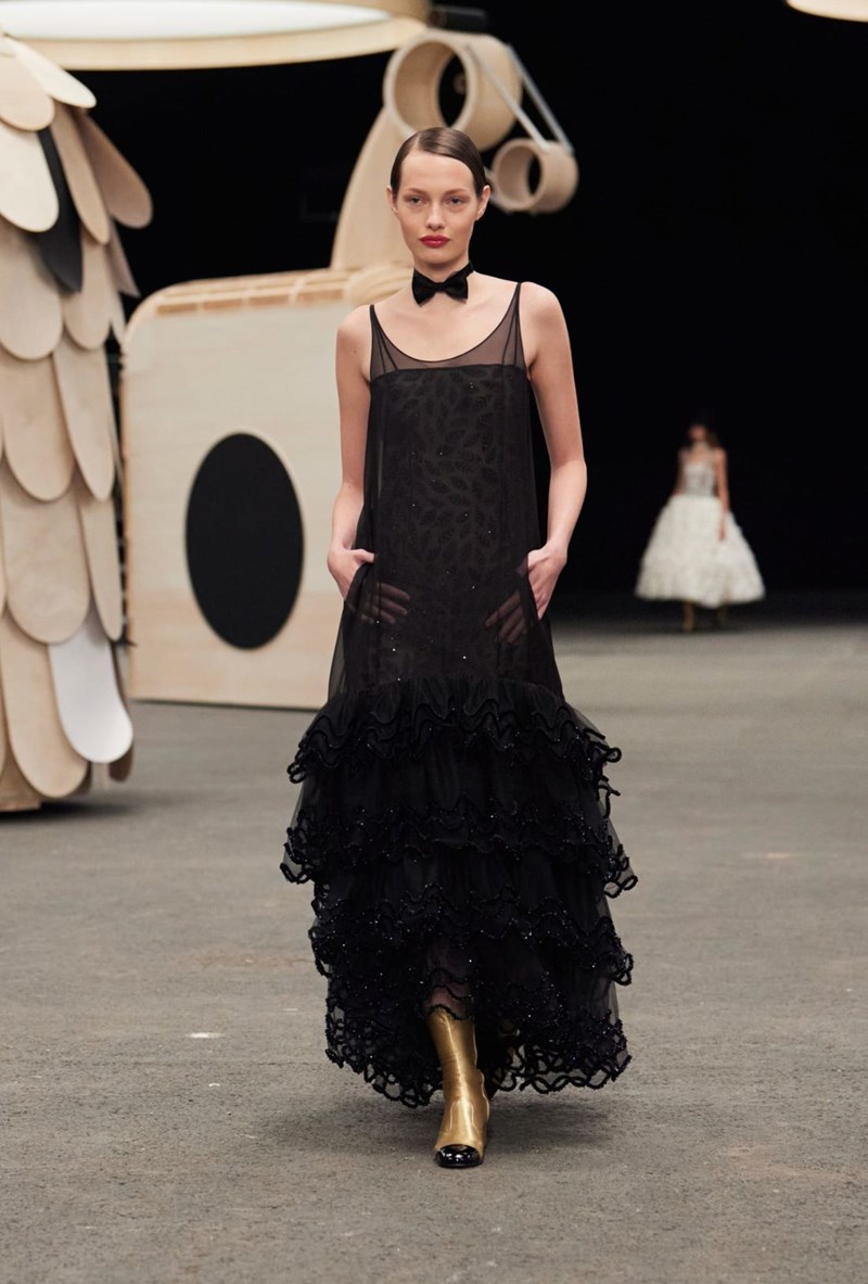 Chanel Couture SS23: Διαφάνειες, λάμψεις και όγκοι ζωντάνεψαν ένα νέο ολόκληρο σύμπαν από φανταστικά, υπέροχα πλάσματα - εικόνα 9