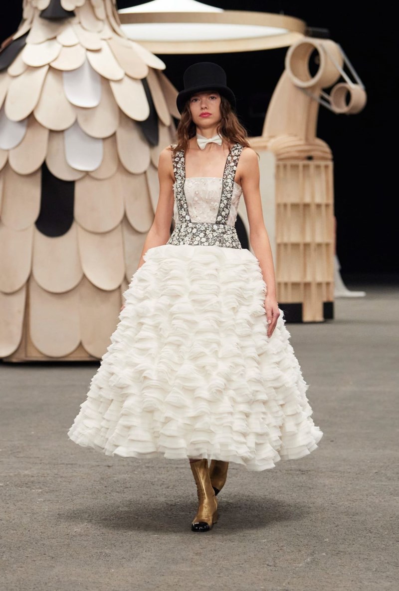 Chanel Couture SS23: Διαφάνειες, λάμψεις και όγκοι ζωντάνεψαν ένα νέο ολόκληρο σύμπαν από φανταστικά, υπέροχα πλάσματα - εικόνα 7