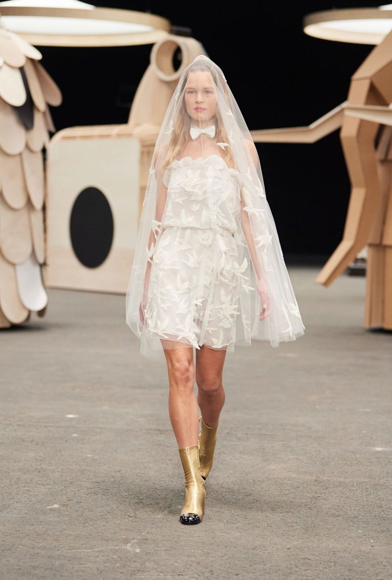Chanel Couture SS23: Διαφάνειες, λάμψεις και όγκοι ζωντάνεψαν ένα νέο ολόκληρο σύμπαν από φανταστικά, υπέροχα πλάσματα - εικόνα 13